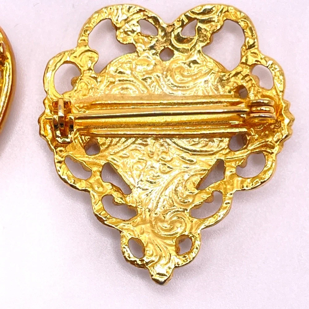 Vintage 1928 Brand & Unsigned Gold Tone Heart Pins Brooches - 2
